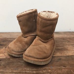 UGG boot size 9 chestnut color GUC